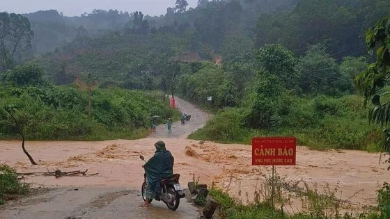 Mưa lớn, nước sông, suối dâng cao gây nguy hiểm