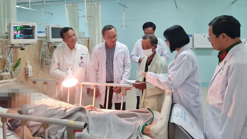 Lực lượng chức năng thăm hỏi nạn nhân trong vụ tai nạn