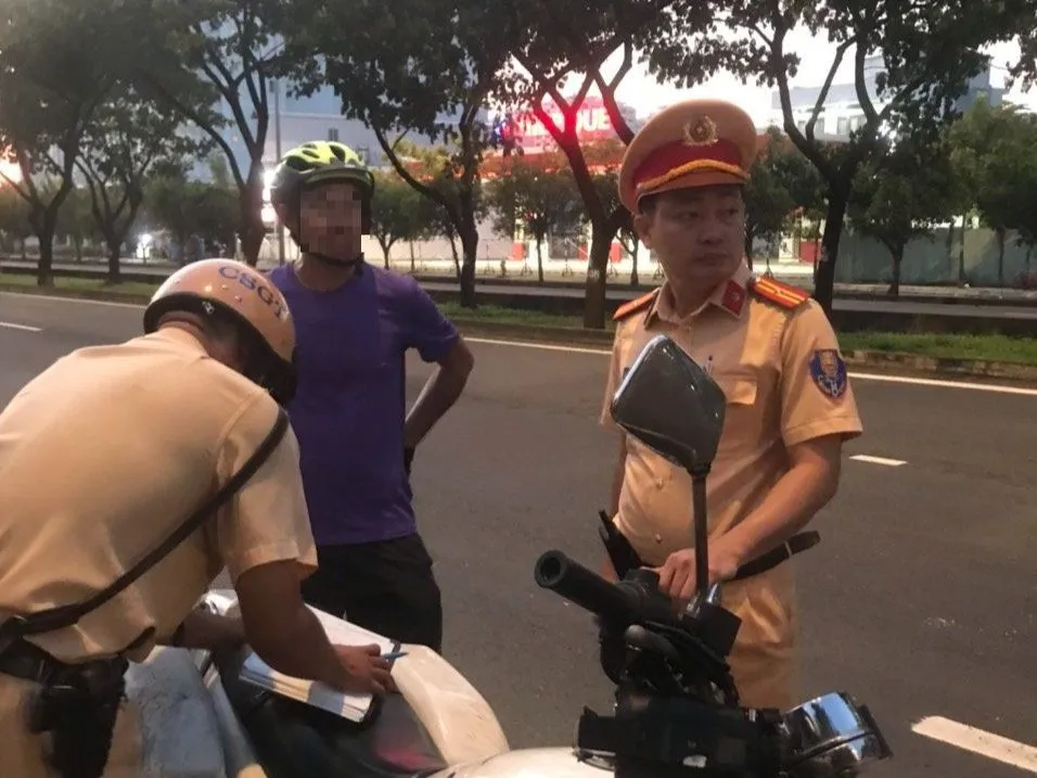 Kết hợp tập luyện thể thao văn minh và chấp hành pháp luật về giao thông để đảm bảo an toàn cho chính mình và mọi người