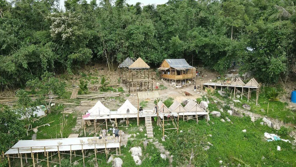 Một homestay trên Núi Cấm đang được chủ đầu tư tháo dỡ một phần trong những ngày gần đây Một homestay trên Núi Cấm đang được chủ đầu tư tháo dỡ một phần trong những ngày gần đây