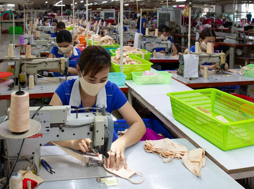 Sản xuất quần áo thời trang tại Công ty Dệt may Nguyên Dung, quận 12, TPHCM. Ảnh: HOÀNG HÙNG Sản xuất quần áo thời trang tại Công ty Dệt may Nguyên Dung, quận 12, TPHCM. Ảnh: HOÀNG HÙNG
