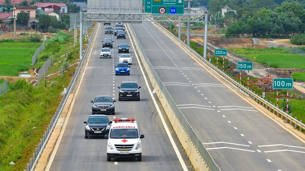 Chính phủ quyết định bổ sung thêm nhiều dự án đường bộ cao tốc vào danh mục các dự án quan trọng quốc gia Chính phủ quyết định bổ sung thêm nhiều dự án đường bộ cao tốc vào danh mục các dự án quan trọng quốc gia