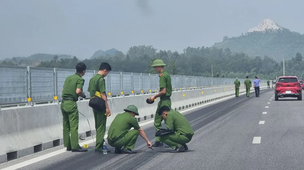 Công an lấy mẫu vật trên mặt đường cao tốc, đoạn qua xã Tân Trường (thị xã Nghi Sơn) để đưa đi giám định. Ảnh: P.T.