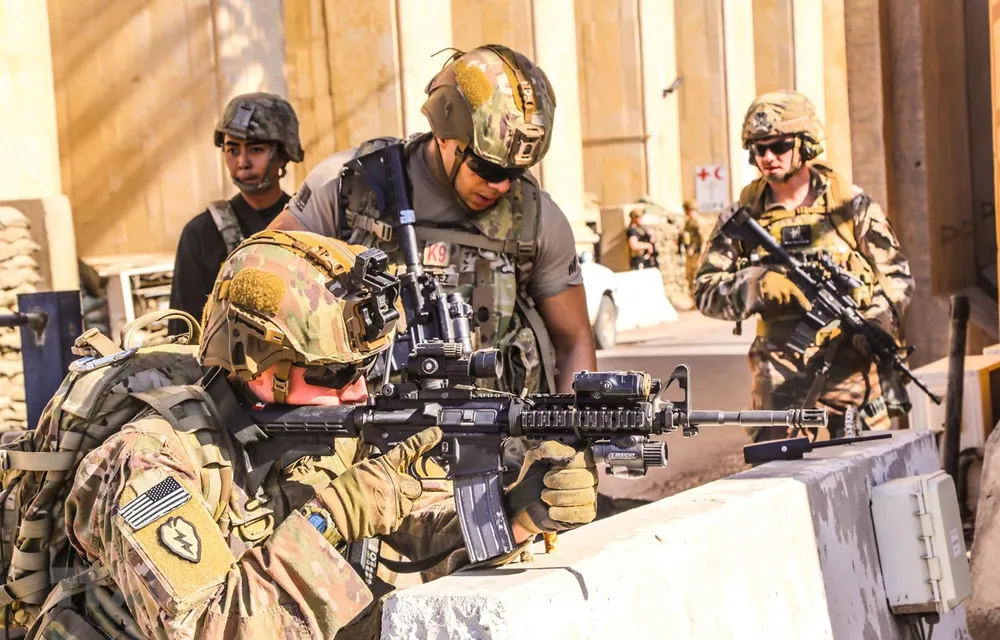 Binh sỹ Mỹ làm nhiệm vụ tại Đại sứ quán Mỹ ở Baghdad, Iraq, ngày 31-12-2019. Ảnh: TTXVN Binh sỹ Mỹ làm nhiệm vụ tại Đại sứ quán Mỹ ở Baghdad, Iraq, ngày 31-12-2019. Ảnh: TTXVN