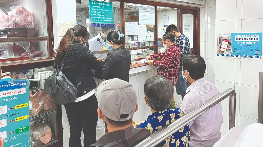 Người dân nhận thuốc BHYT tại Bệnh viện Chấn thương chỉnh hình TPHCM, ngày 30-10. Ảnh: CAO THĂNG Người dân nhận thuốc BHYT tại Bệnh viện Chấn thương chỉnh hình TPHCM, ngày 30-10. Ảnh: CAO THĂNG