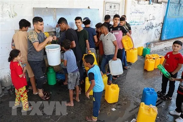 Người dân Palestine xếp hàng chờ lấy nước tại thành phố Khan Younis, miền Nam Dải Gaza. Ảnh: TTXVN Người dân Palestine xếp hàng chờ lấy nước tại thành phố Khan Younis, miền Nam Dải Gaza. Ảnh: TTXVN