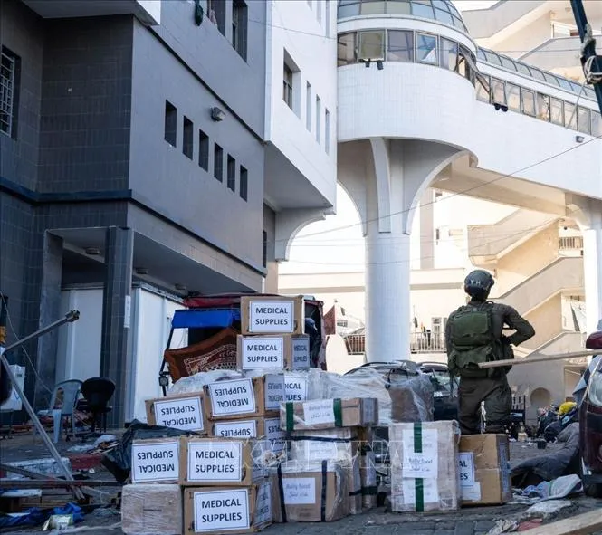 Một binh sĩ quân đội Israel gác bên ngoài Bệnh viện Al-Shifa ở Dải Gaza, ngày 15-11. Ảnh: TTXVN Một binh sĩ quân đội Israel gác bên ngoài Bệnh viện Al-Shifa ở Dải Gaza, ngày 15-11. Ảnh: TTXVN