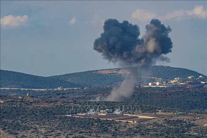 Khói bốc lên sau vụ tấn công bằng đạn pháo của Israel sang lãnh thổ Liban, ngày 18-11. Ảnh: TTXVN Khói bốc lên sau vụ tấn công bằng đạn pháo của Israel sang lãnh thổ Liban, ngày 18-11. Ảnh: TTXVN