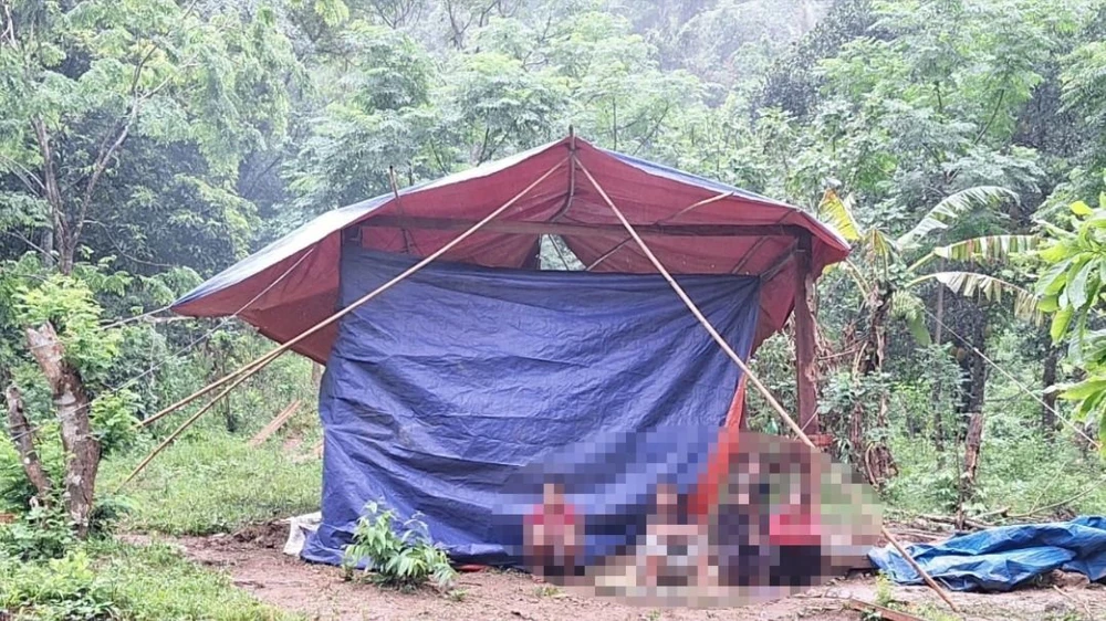 Tại căn nhà của ông Thông và bà Minh, người thân chờ thông tin giet nguoi bo tron.jpg