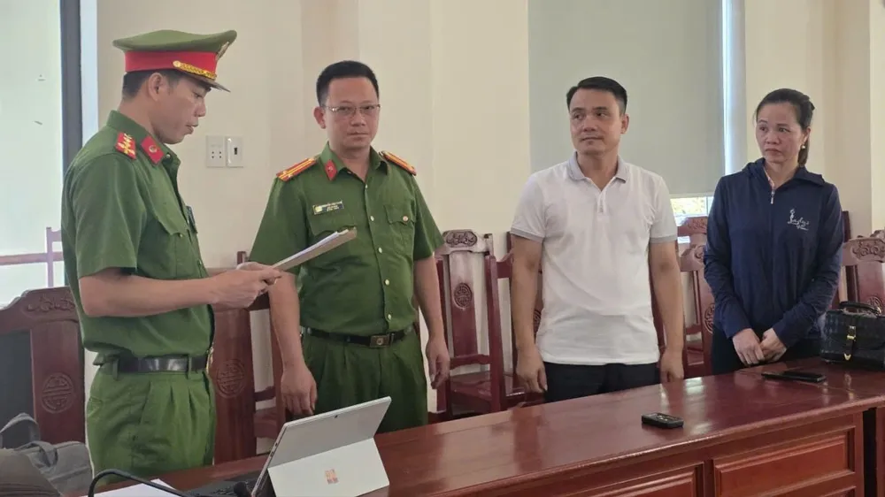 Cơ quan Công an đọc lệnh khởi tố đối với Vũ Ngọc Liêm và Ngô Thị Tuyết. Ảnh: CÔNG AN THANH HÓA khoi to.jpg