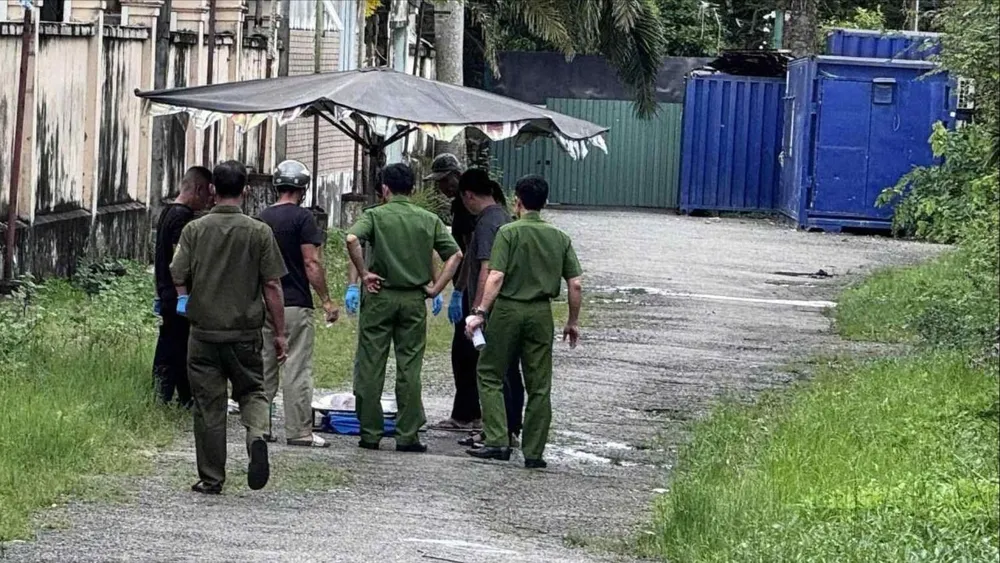 Lực lượng chức năng khám nghiệm hiện trường. Ảnh: VĂN ANH b82cd01d30b2b8ece1a3.jpg