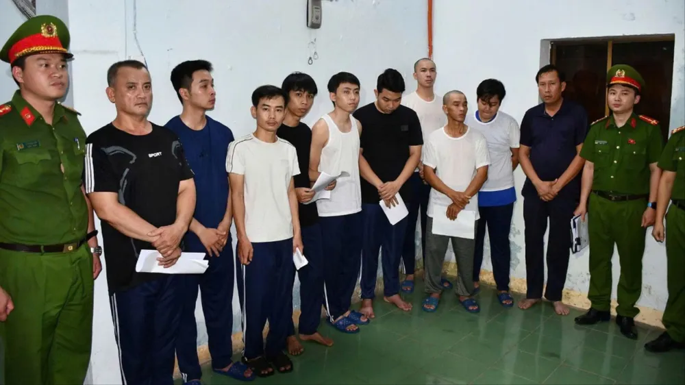 Các đối tượng tại cơ quan điều tra. Ảnh: CACC z7006171105395_65369bc42780305c6d0d7112ba202fe2.jpg