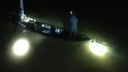 Người đàn ông bị lũ cuốn may mắn bám vào được cột điện. Ảnh: cắt từ clip 28-10-cuu-kip-thoi-1-.jpg