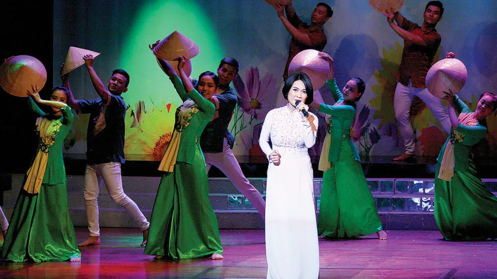 Chương trình nghệ thuật “Sắc màu thời gian” ảnh 1 Chương trình nghệ thuật “Sắc màu thời gian” ảnh 1