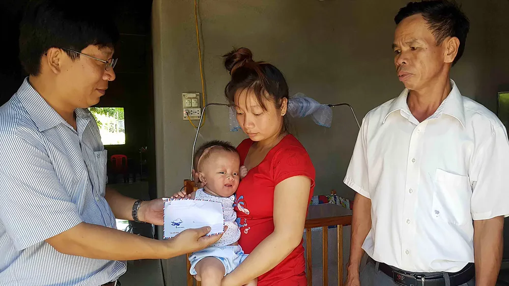 Trao 18,2 triệu đồng bạn đọc giúp bé Bảo Thiên ảnh 1