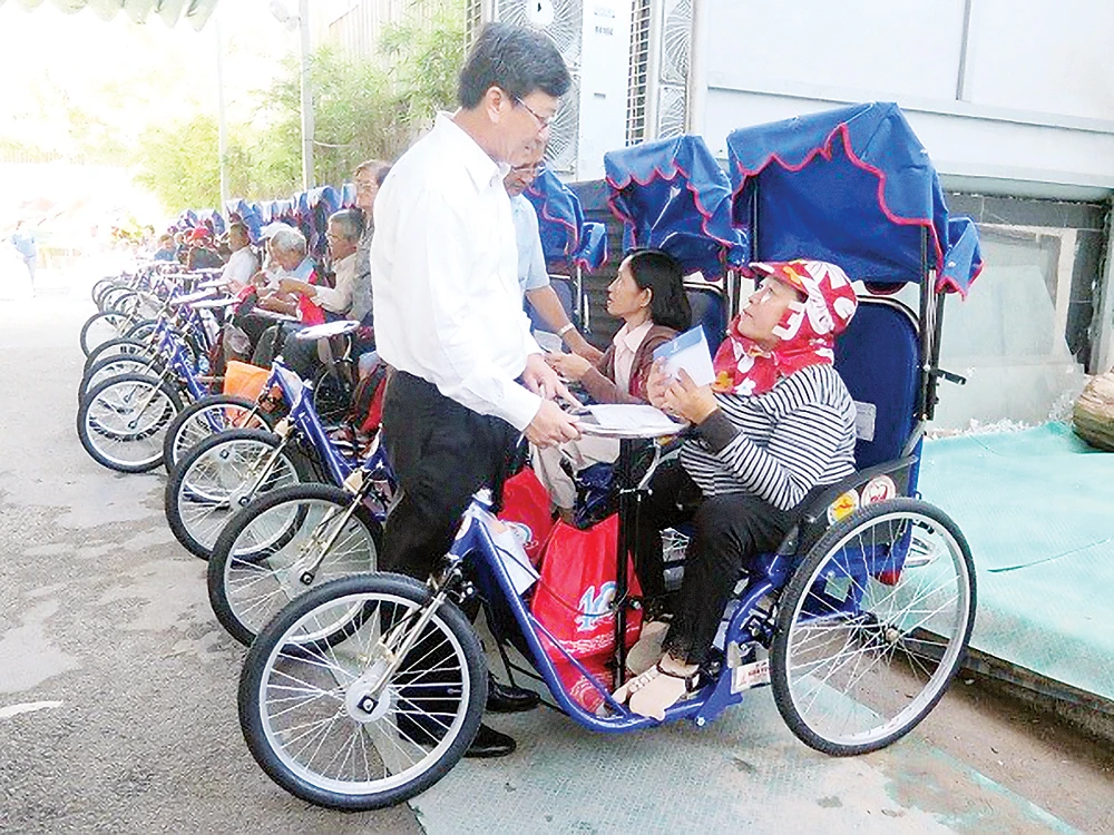 Công ty TNHH Một thành viên Xổ số kiến thiết TPHCM trao xe lắc tay cho người khuyết tật ảnh 1 Công ty TNHH Một thành viên Xổ số kiến thiết TPHCM trao xe lắc tay cho người khuyết tật ảnh 1