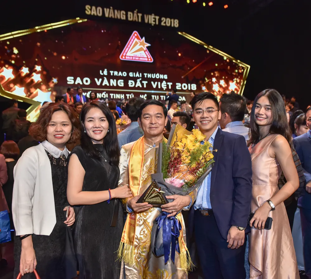 Ông Lê Viết Hải, Chủ tịch HĐQT – Tổng Giám đốc Công ty CP Tập đoàn Xây dựng Hòa Bình nhận giải thưởng Sao Vàng Đất Việt 2018