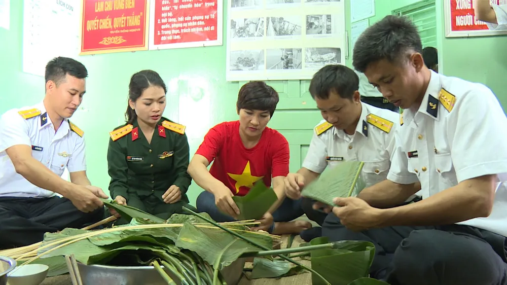 Đoàn công tác Vùng 2 Hải quân kết thúc chuyến thăm, tặng quà tết tại thềm lục địa phía Nam ảnh 3