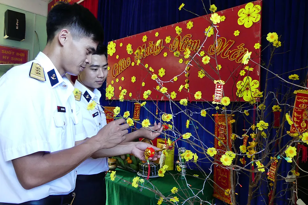 Đoàn công tác Vùng 2 Hải quân kết thúc chuyến thăm, tặng quà tết tại thềm lục địa phía Nam ảnh 4