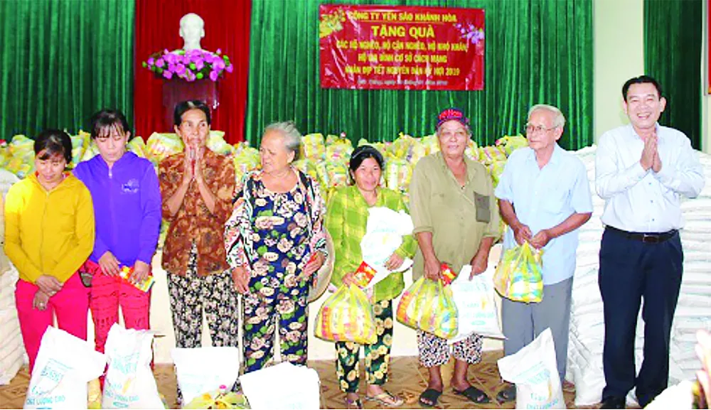 Trao hơn 570 suất quà Tết cho người có công, người nghèo và đối tượng bảo trợ xã hội ảnh 1
