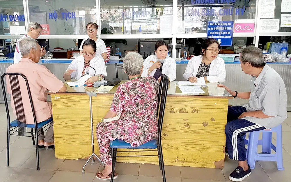 Các bệnh nhân đến phòng khám của phường để thăm khám sức khỏe