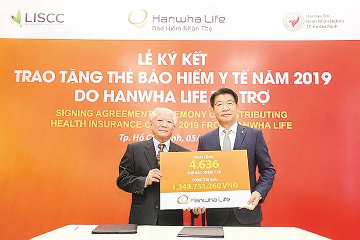 Hanwha Life Việt Nam tặng 4.636 thẻ bảo hiểm y tế cho người nghèo