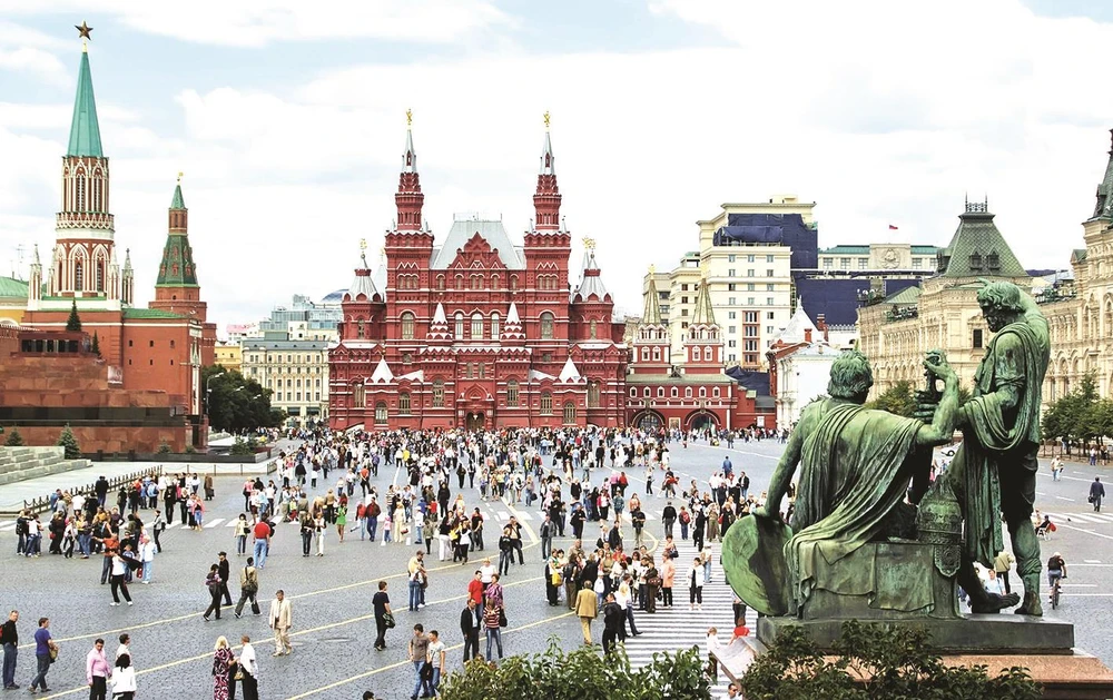 Khách tham quan đến thành phố Saint Petersburg