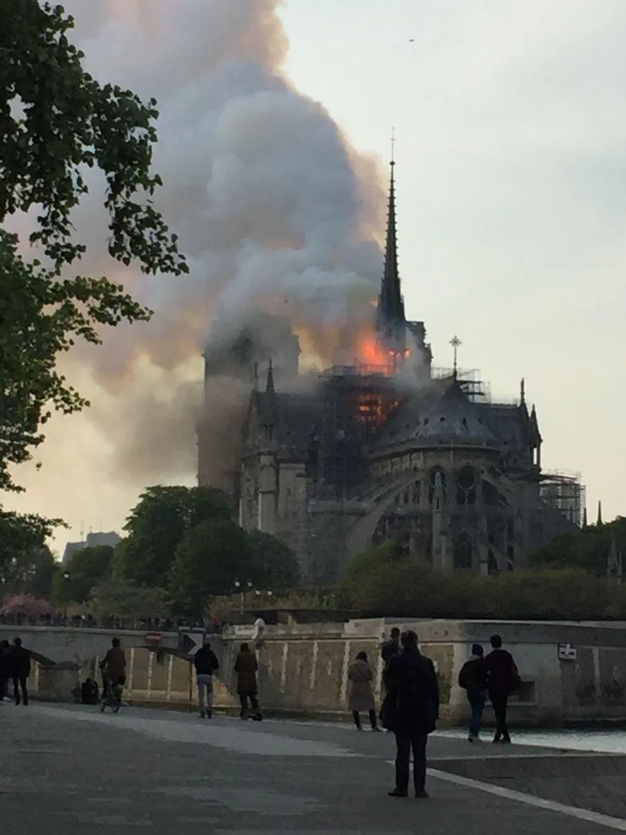 Cháy lớn tại Nhà thờ Đức Bà hơn 850 năm tuổi ở Paris ảnh 33