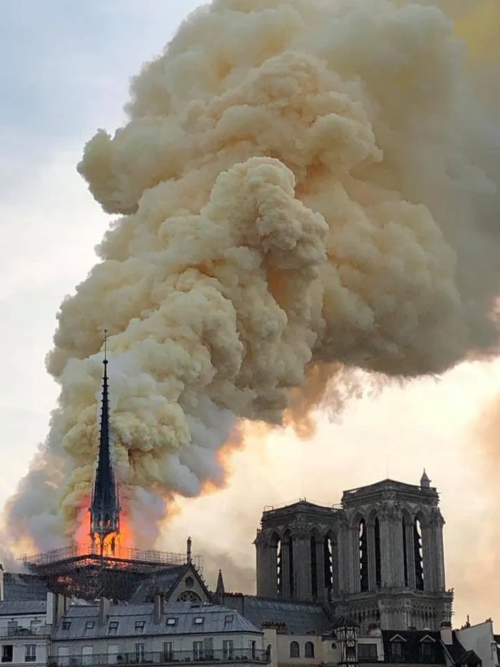 Cháy lớn tại Nhà thờ Đức Bà hơn 850 năm tuổi ở Paris ảnh 13