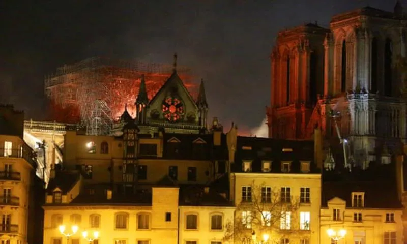 Cháy lớn tại Nhà thờ Đức Bà hơn 850 năm tuổi ở Paris ảnh 19