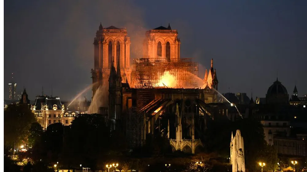 Cháy lớn tại Nhà thờ Đức Bà hơn 850 năm tuổi ở Paris ảnh 37