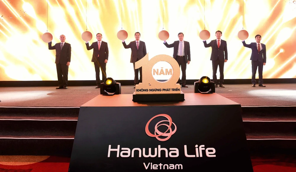 Lãnh đạo Tập đoàn Hanwha, Hanwha Life Việt Nam và Đại diện Cục Quản lý - Giám Sát Bảo hiểm thực hiện nghi thức kỷ niệm 10 năm thành lập.