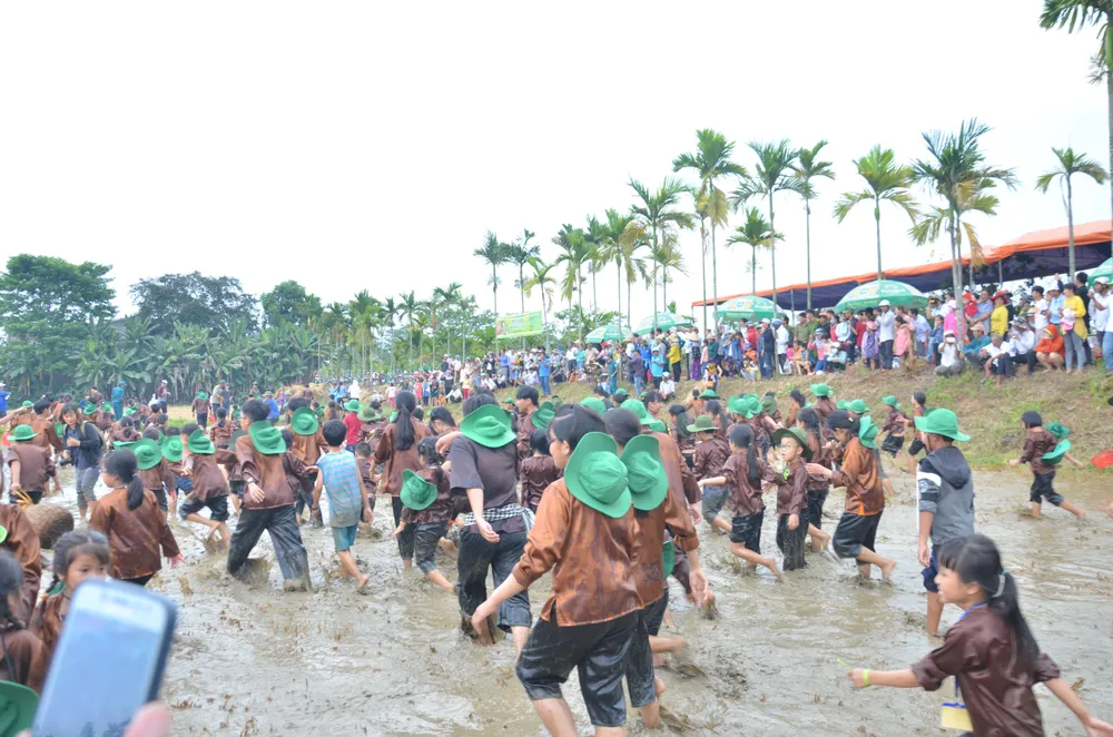 Hàng trăm “nông dân nhí” ướt đẫm mồ hôi... gặt lúa ảnh 14