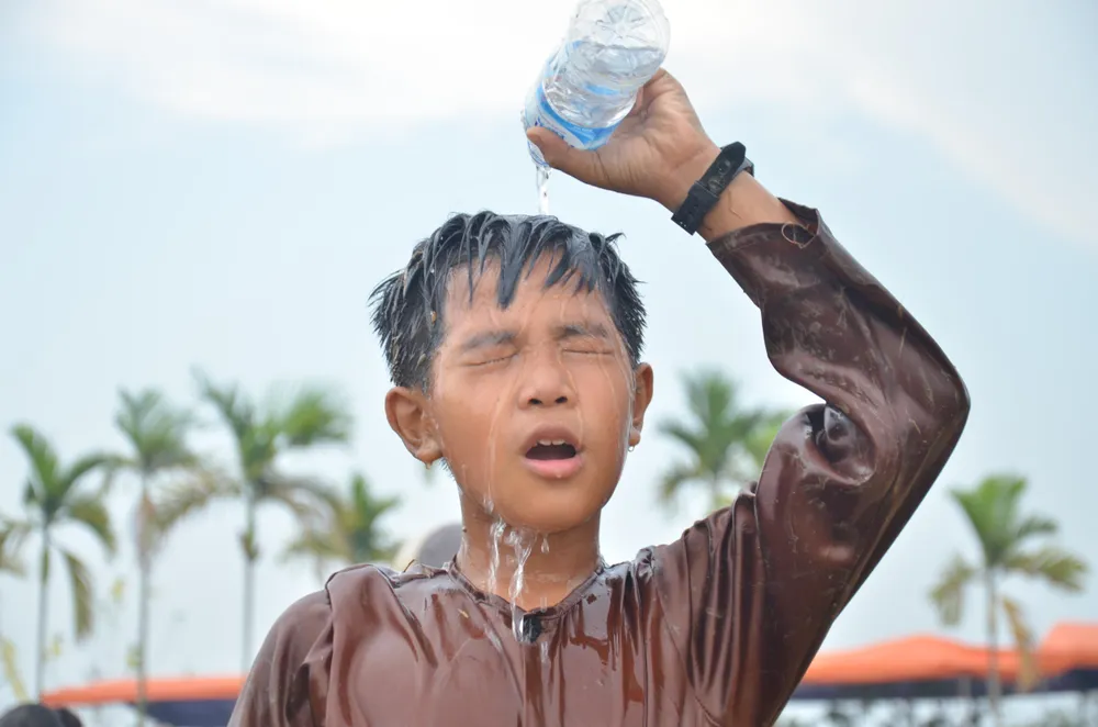 Hàng trăm “nông dân nhí” ướt đẫm mồ hôi... gặt lúa ảnh 13