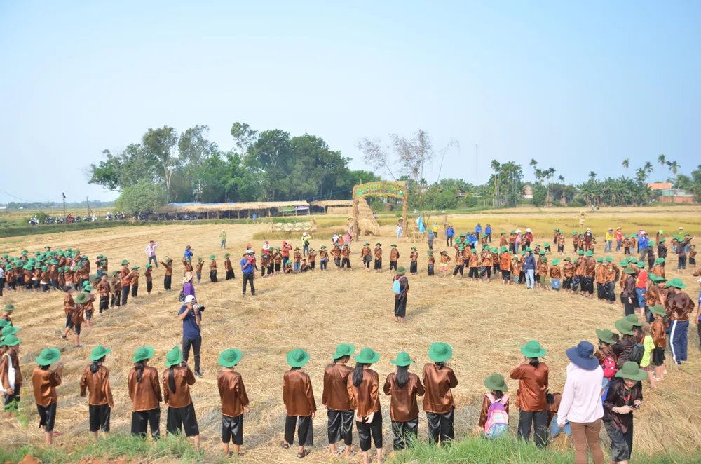 Hàng trăm “nông dân nhí” ướt đẫm mồ hôi... gặt lúa ảnh 1