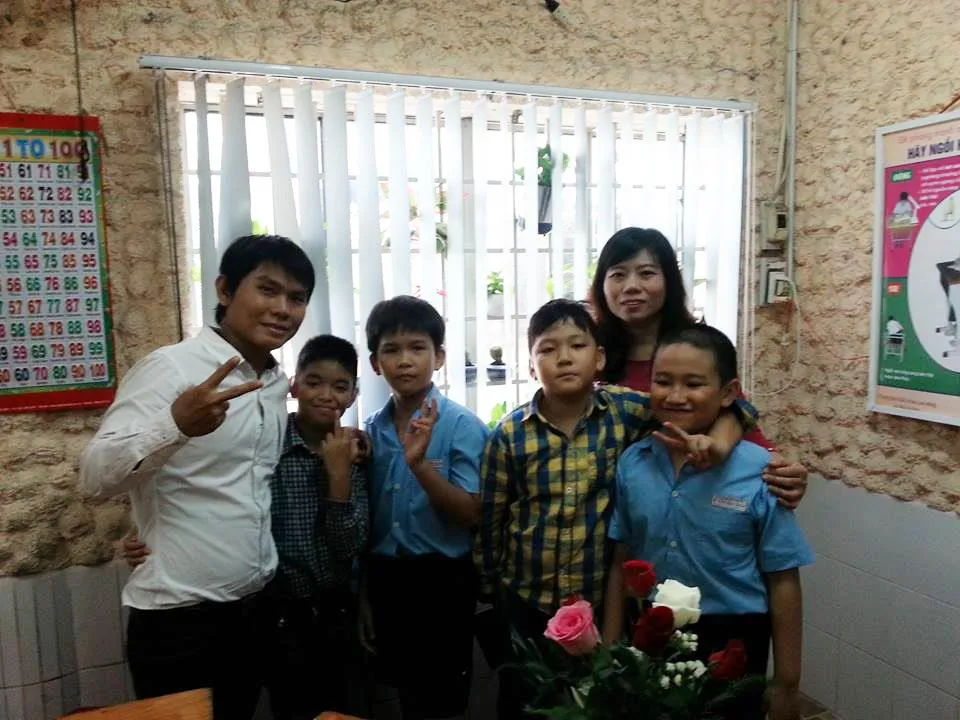Uớc mơ dạy vẽ cho trẻ em khuyết tật của người thầy câm điếc bẩm sinh ảnh 2 Uớc mơ dạy vẽ cho trẻ em khuyết tật của người thầy câm điếc bẩm sinh ảnh 2