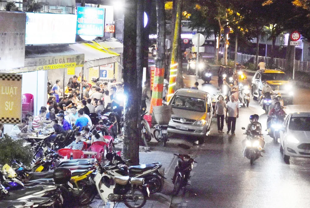Vỉa hè, lòng đường “vỡ trận” vì… quán nhậu ảnh 1 Vỉa hè, lòng đường “vỡ trận” vì… quán nhậu ảnh 1