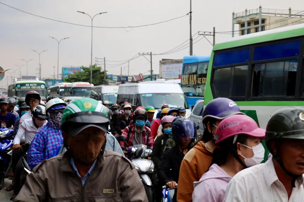 Người dân tấp nập trở lại TPHCM sau kỳ nghỉ lễ ảnh 3 Người dân tấp nập trở lại TPHCM sau kỳ nghỉ lễ ảnh 3