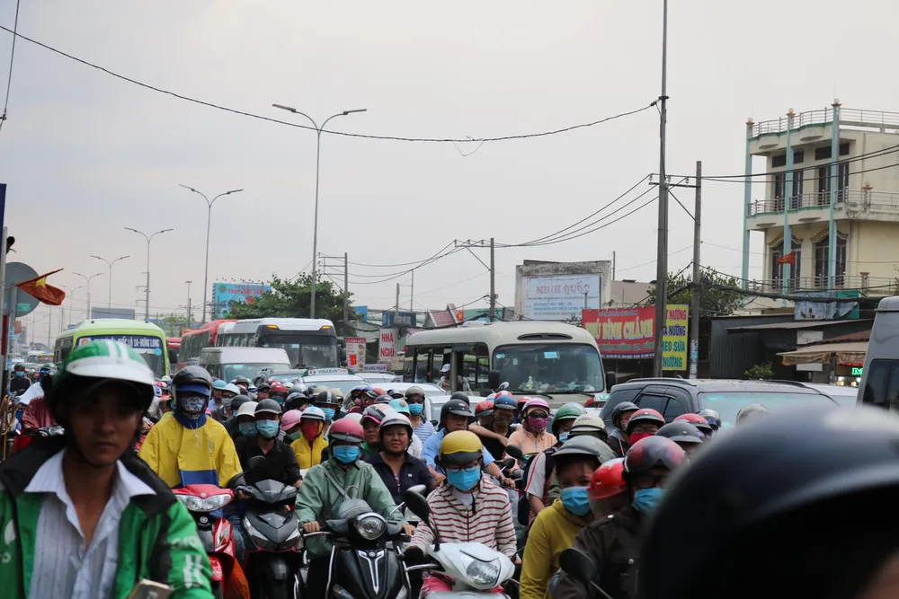 Người dân tấp nập trở lại TPHCM sau kỳ nghỉ lễ ảnh 1 Người dân tấp nập trở lại TPHCM sau kỳ nghỉ lễ ảnh 1