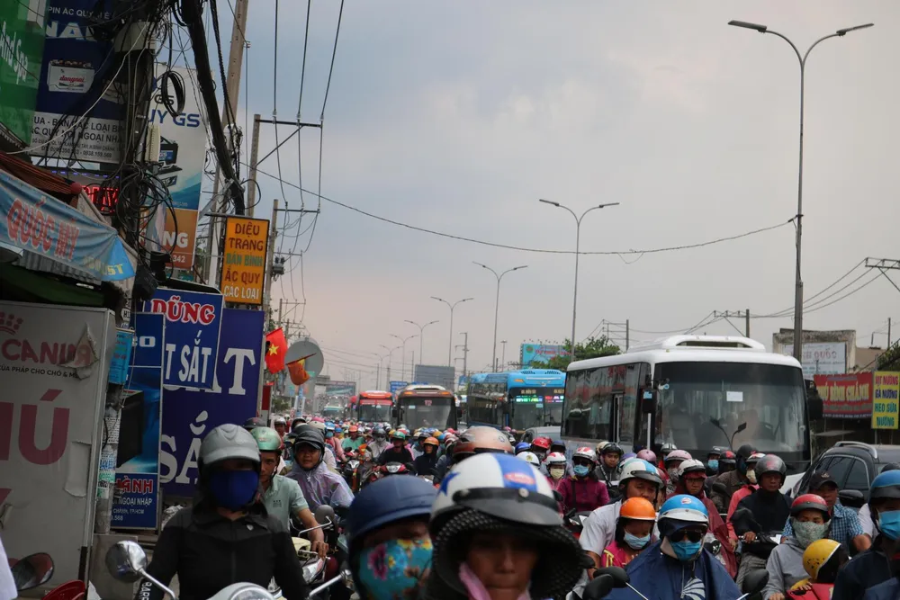 Người dân tấp nập trở lại TPHCM sau kỳ nghỉ lễ ảnh 7 Người dân tấp nập trở lại TPHCM sau kỳ nghỉ lễ ảnh 7
