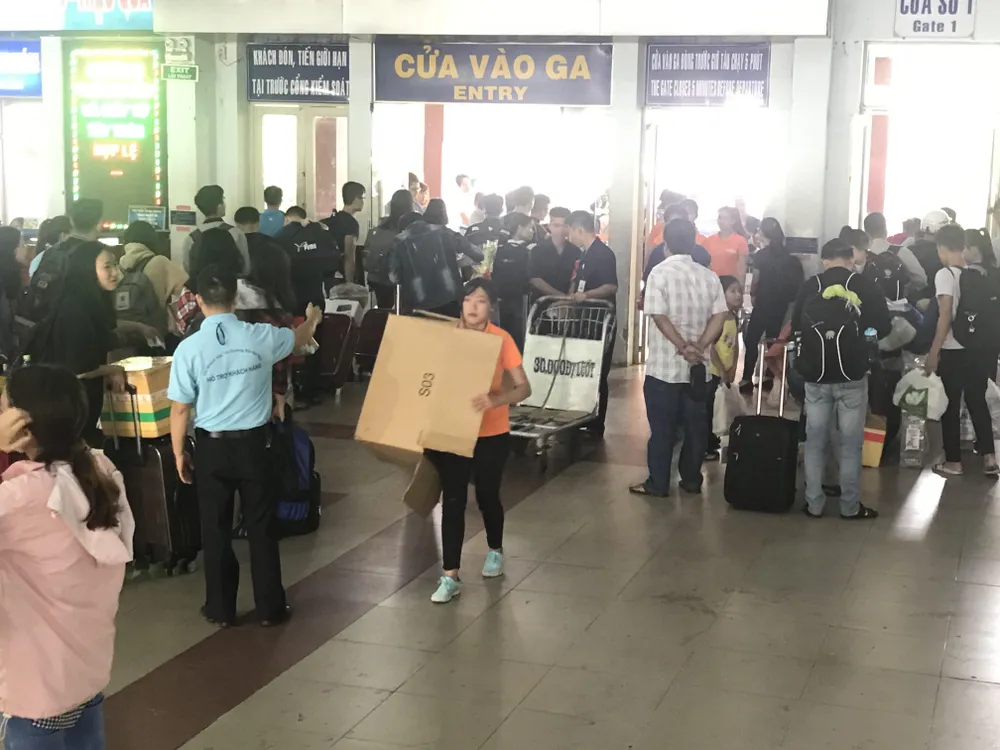 Người dân tấp nập trở lại TPHCM sau kỳ nghỉ lễ ảnh 10 Người dân tấp nập trở lại TPHCM sau kỳ nghỉ lễ ảnh 10