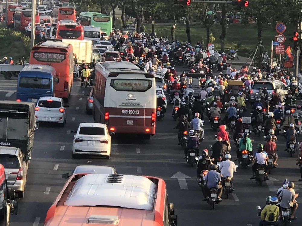 Người dân tấp nập trở lại TPHCM sau kỳ nghỉ lễ ảnh 2 Người dân tấp nập trở lại TPHCM sau kỳ nghỉ lễ ảnh 2