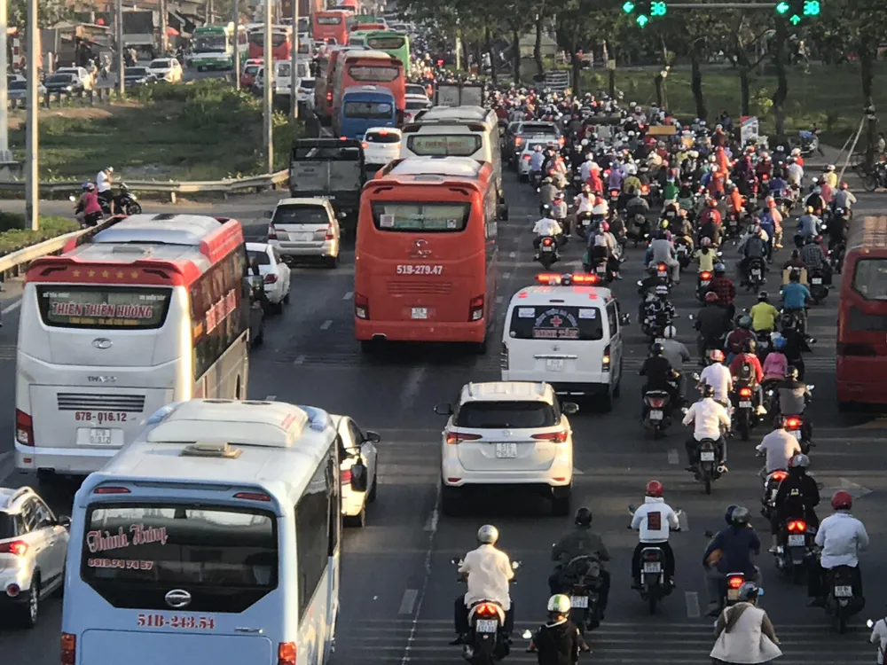 Người dân tấp nập trở lại TPHCM sau kỳ nghỉ lễ ảnh 8 Người dân tấp nập trở lại TPHCM sau kỳ nghỉ lễ ảnh 8