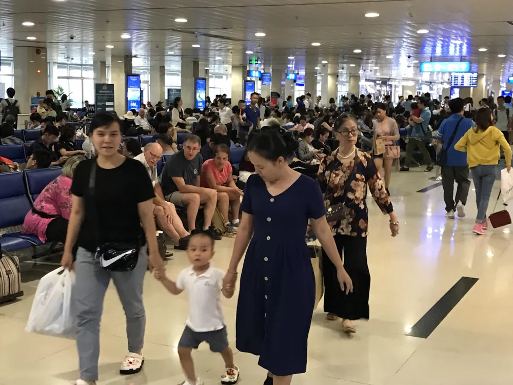 Người dân tấp nập trở lại TPHCM sau kỳ nghỉ lễ ảnh 9 Người dân tấp nập trở lại TPHCM sau kỳ nghỉ lễ ảnh 9
