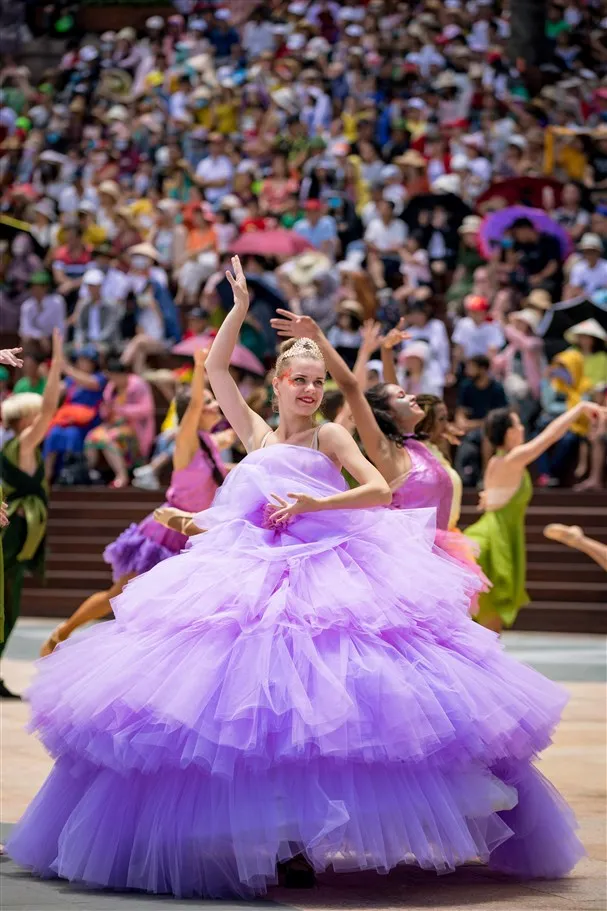 Choáng ngợp với những xứ sở đẹp chất ngất trong show “Vũ hội Ánh Dương” ảnh 8