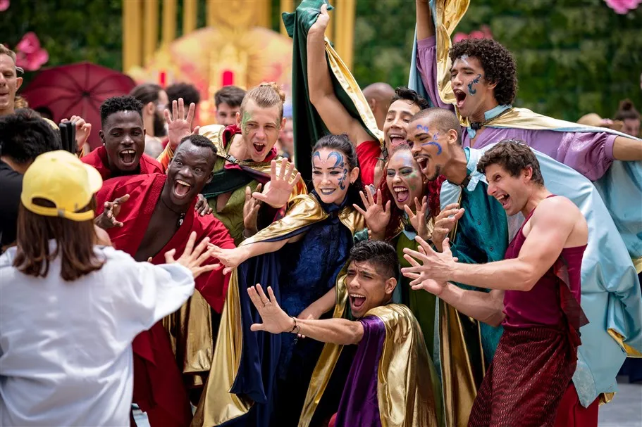 Choáng ngợp với những xứ sở đẹp chất ngất trong show “Vũ hội Ánh Dương” ảnh 10