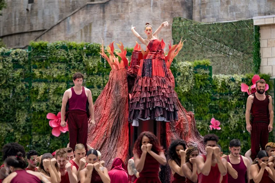 Choáng ngợp với những xứ sở đẹp chất ngất trong show “Vũ hội Ánh Dương” ảnh 5