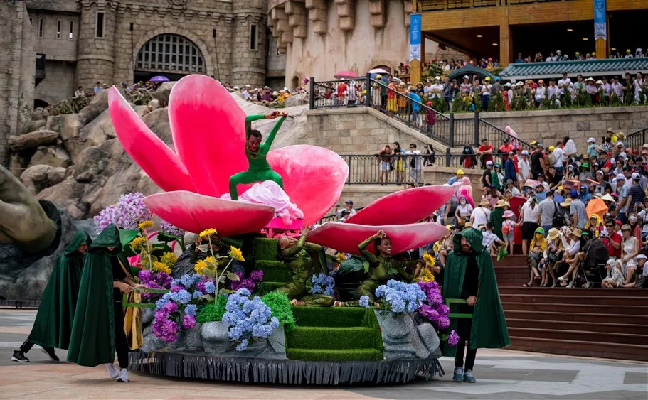 Choáng ngợp với những xứ sở đẹp chất ngất trong show “Vũ hội Ánh Dương” ảnh 7