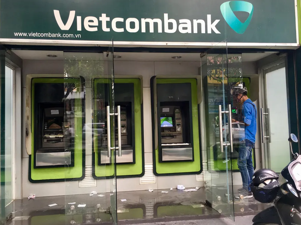 Buồng ATM thành nơi xả rác ảnh 1 Buồng ATM thành nơi xả rác ảnh 1