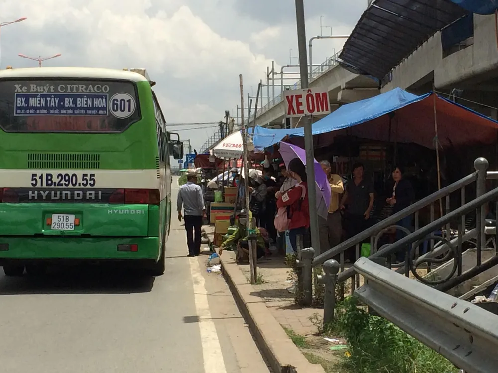 Nhếch nhác trạm dừng, nhà chờ xe buýt ảnh 4